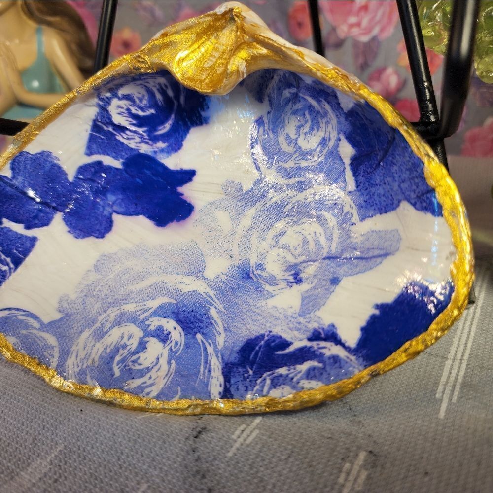 DECOUPAGE CLAM SHELL DECOUPAGE PURPLE FLOWERS ON A CLAM SHELL TRINKET DISH - Picture 3 of 10